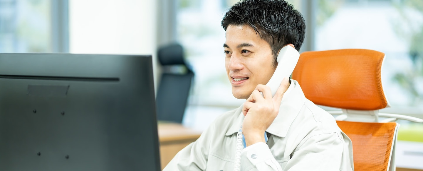 電話を受ける作業員